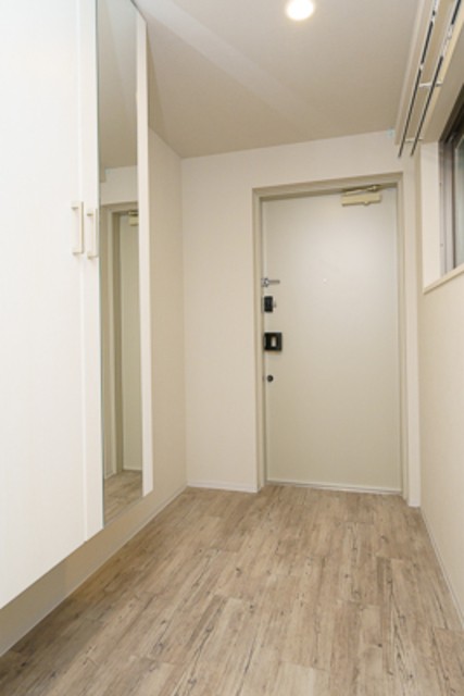 ※写真は同タイプ住戸です。(玄関)