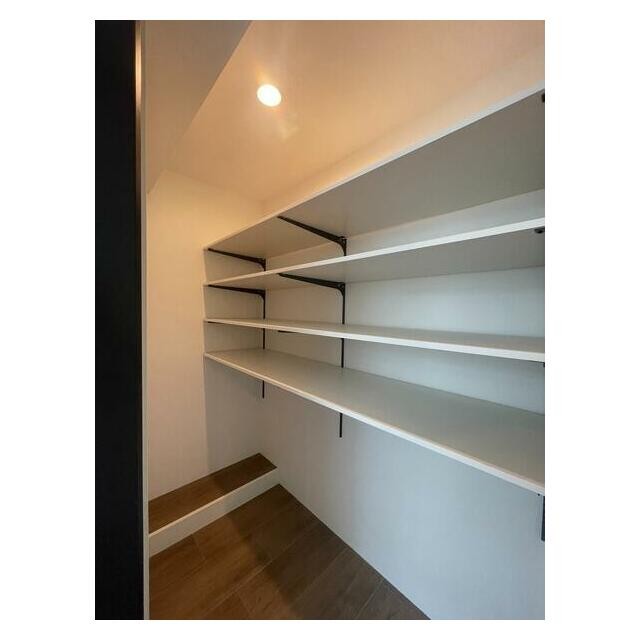 キッチン横にパントリーがあります(内装)