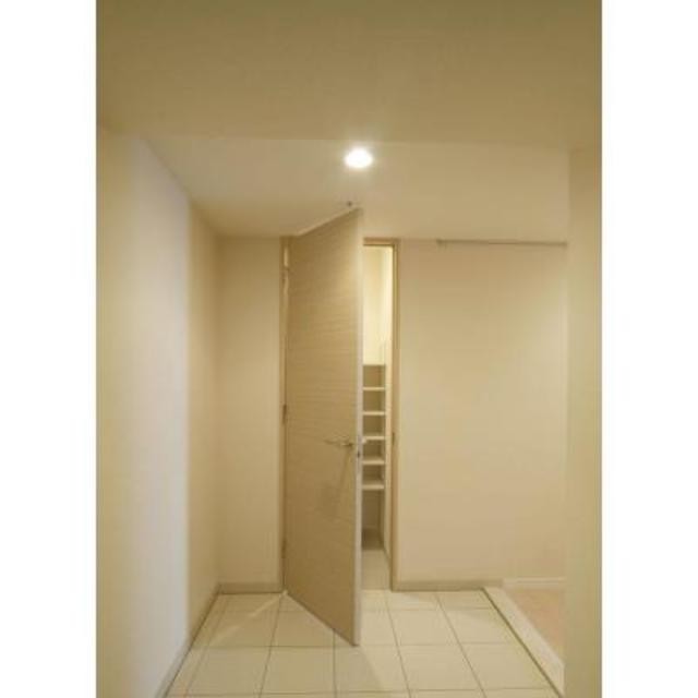 ※写真は同タイプ住戸です。(玄関)