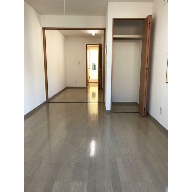 洋室からDK方向(内装)