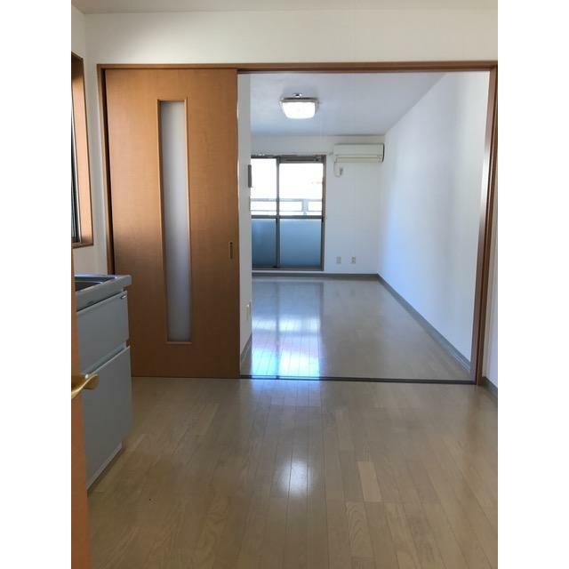 DKから洋室方向 洋室天井の照明器具は撤去処分となります。