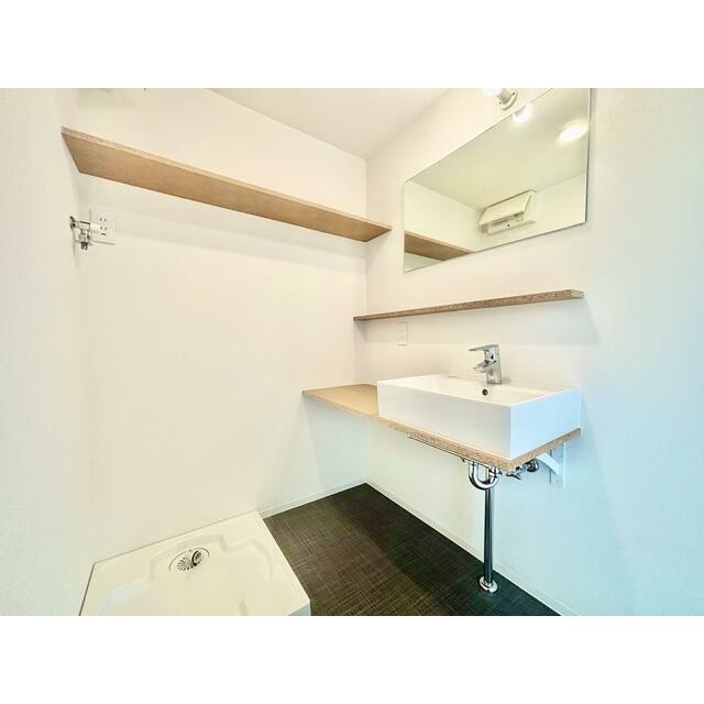 備品のストックにも便利な収納棚付き(内装)