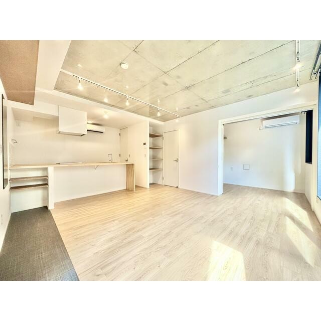 姿見付きでお出かけ前のチェックに便利(玄関)