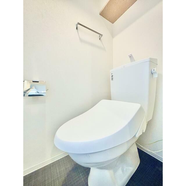 シンプルで清潔感のあるトイレ(内装)