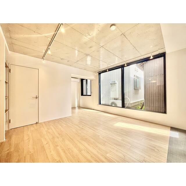 コンクリートの天井がアクセントになった洗練空間