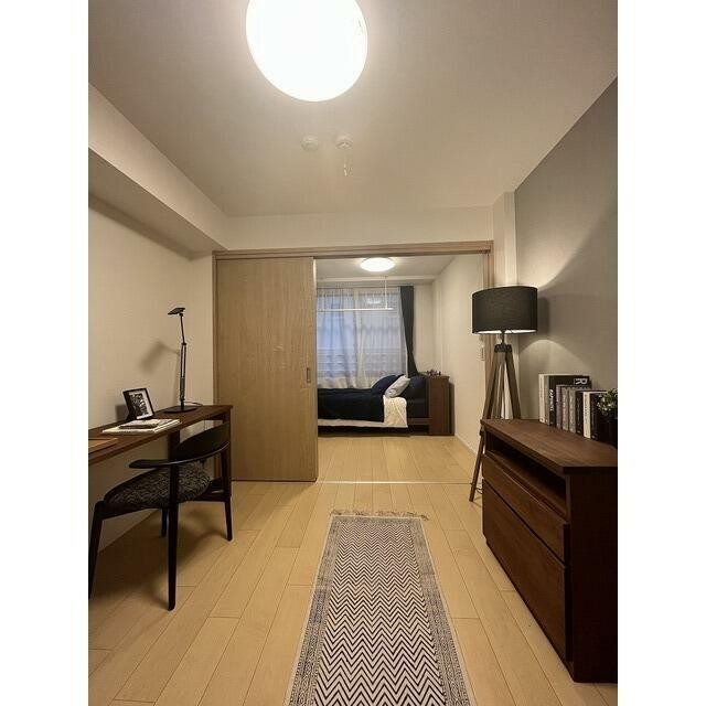 【家具・調度品等はCG 加工です。実際の賃貸住居 には含まれません】(居間)