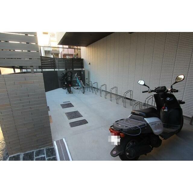 駐輪場・バイク置き場 新築時の写真です。