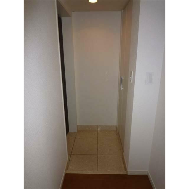 玄関横シューズボックス有り(玄関)