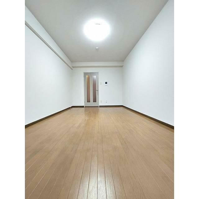 コンパクトで使いやすい洋室です