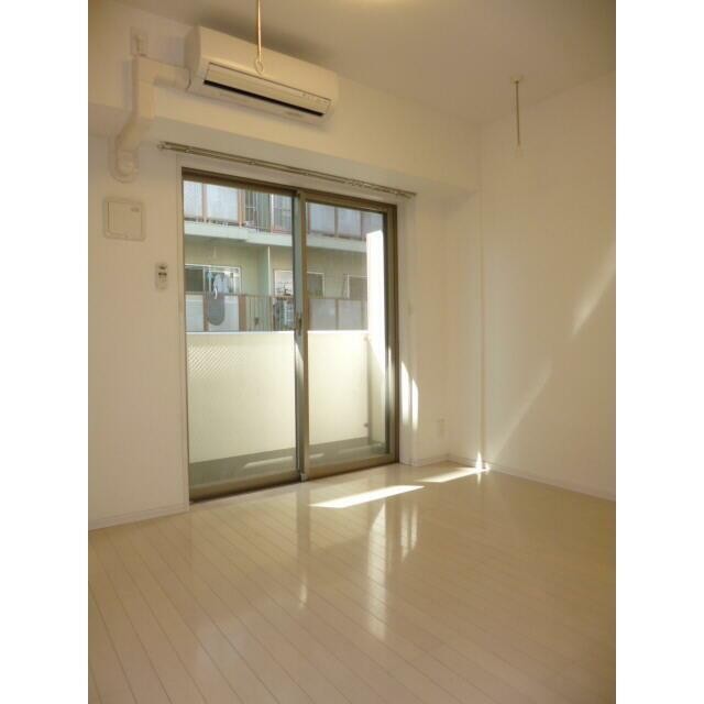 【室内写真同建物別号室】(居間)