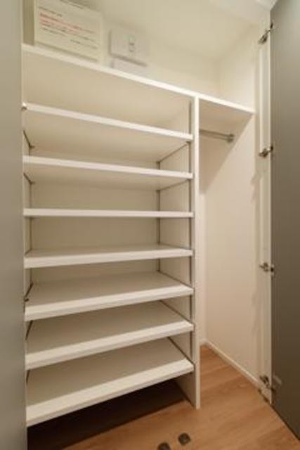 ※写真は同タイプ住戸です。(玄関)