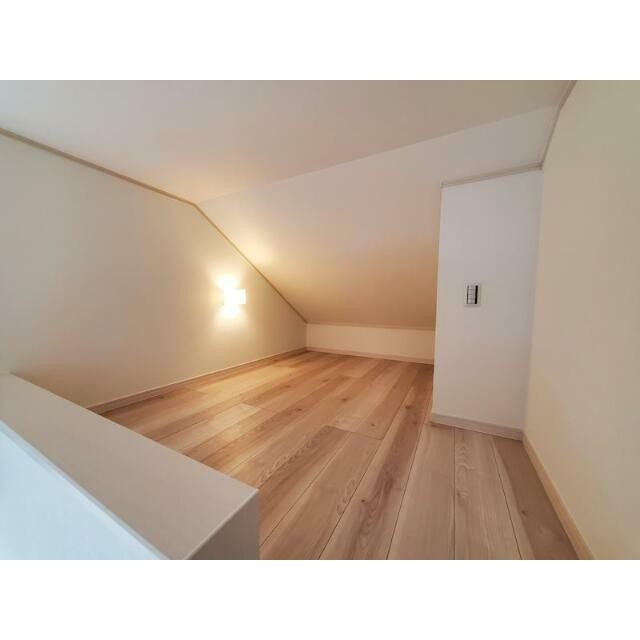 ロフトへは階段で楽々上り下り♪側面はクローゼット＆棚になっています！