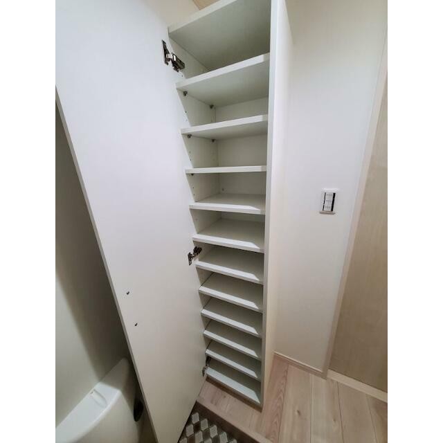 シューズボックスは棚の高さが調節可能でブーツも入ります！(玄関)