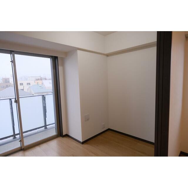 同物件他号室のため、室内フローリング等配色が異なります。(居間)