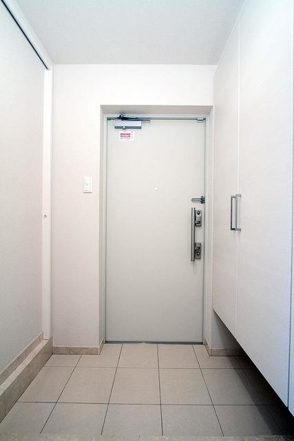 ※写真は同タイプ住戸です。(玄関)