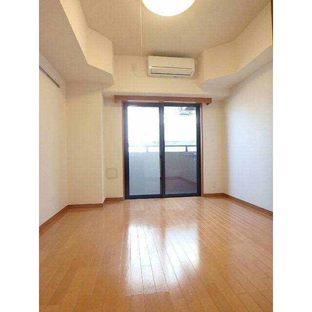 明るい洋室/照明付！(居間)