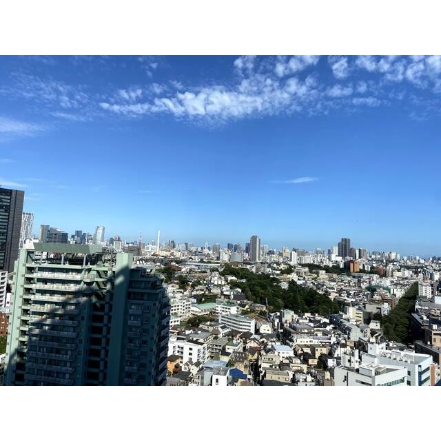 右側、東京タワー