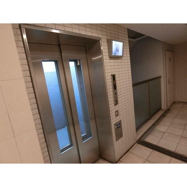 エレベータ内モニタ付