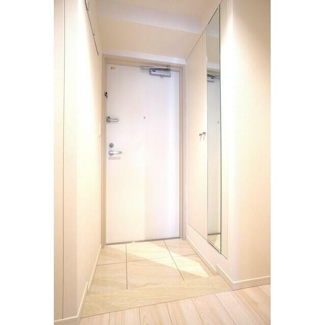 ※写真は同タイプ住戸です。(玄関)