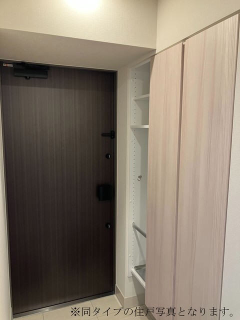 ※写真は同タイプ住戸です。(玄関)