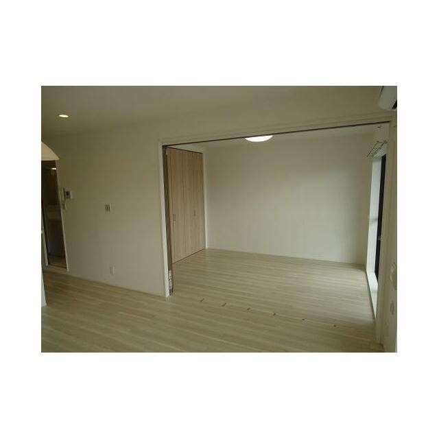 リビングに続いている洋室、仕切れるので使い方は自由