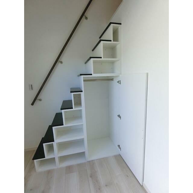 ロフトへは階段で楽々上り下り♪側面はオシャレな収納になっています！(内装)