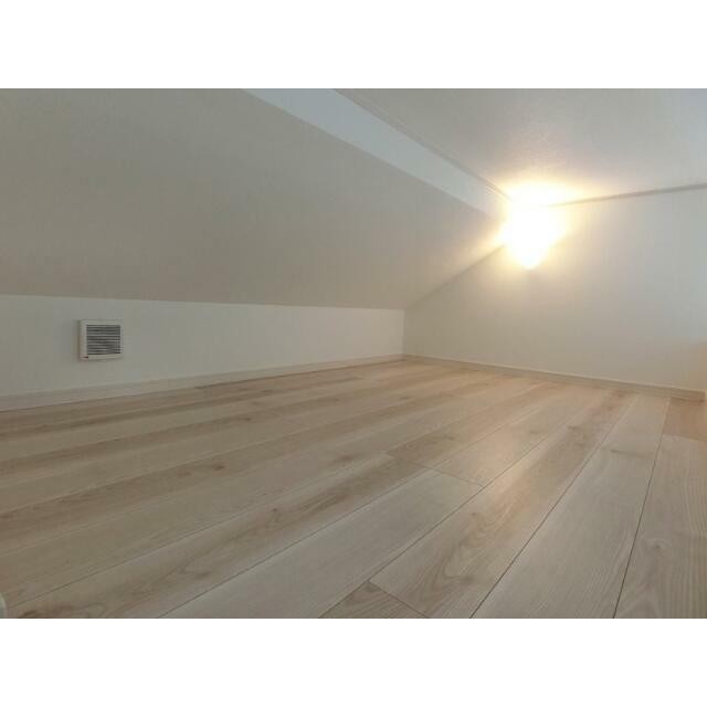 ロフトへは階段で楽々上り下り♪側面はクローゼット＆棚になっています！