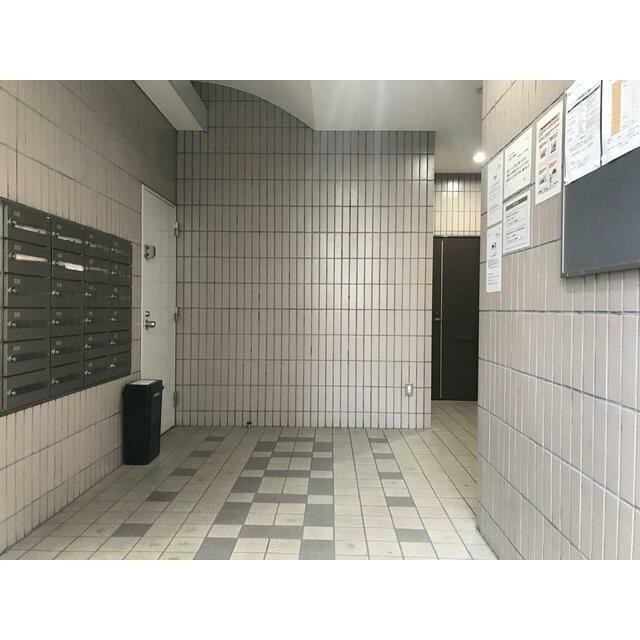 1Fオートロック内（左側に管理室扉）(その他建物画像)