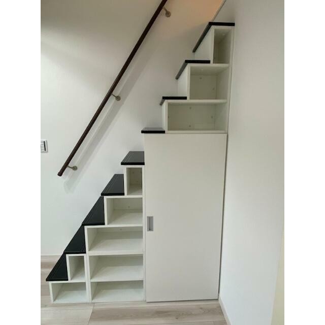 ロフトへは階段で楽々上り下り♪側面はオシャレな収納になっています！(内装)