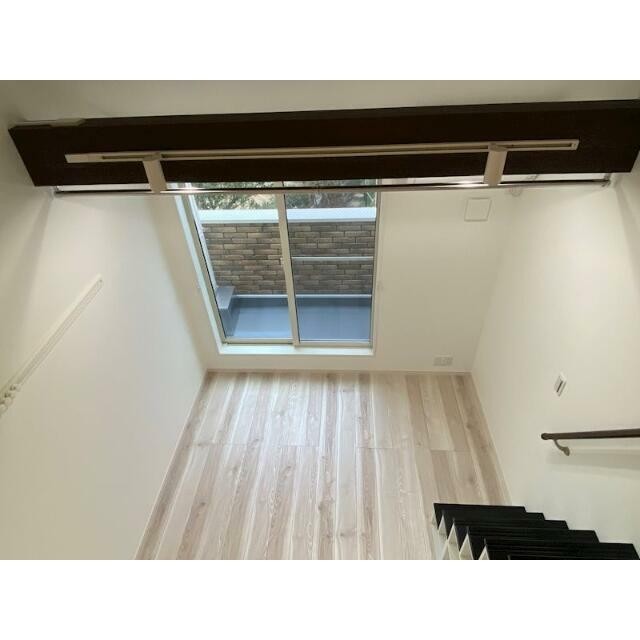 天井が高く開放感があります！（204号室写真です。1階はテラス）(居間)