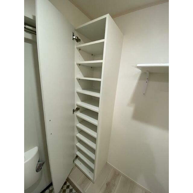 シューズボックスは棚の高さが調節可能でブーツも入ります！(玄関)