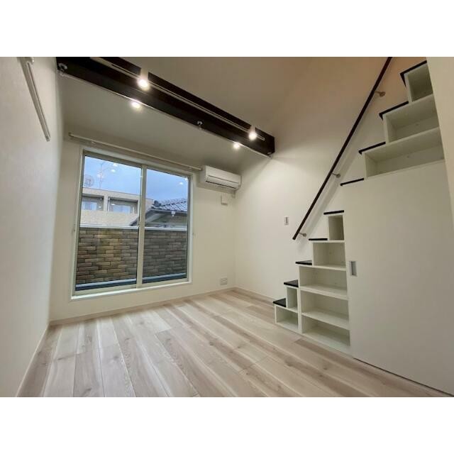 白が基調の明るい室内に、梁（はり）やドアがアクセントでお洒落です♪（写真は204号室。1階はテラス）