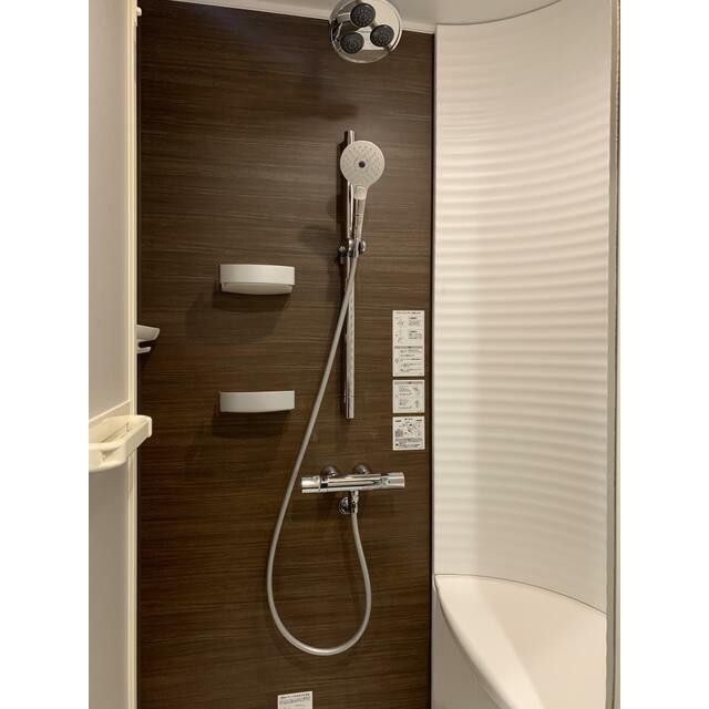 ホテルライクなオーバーヘッドシャワーです(風呂)