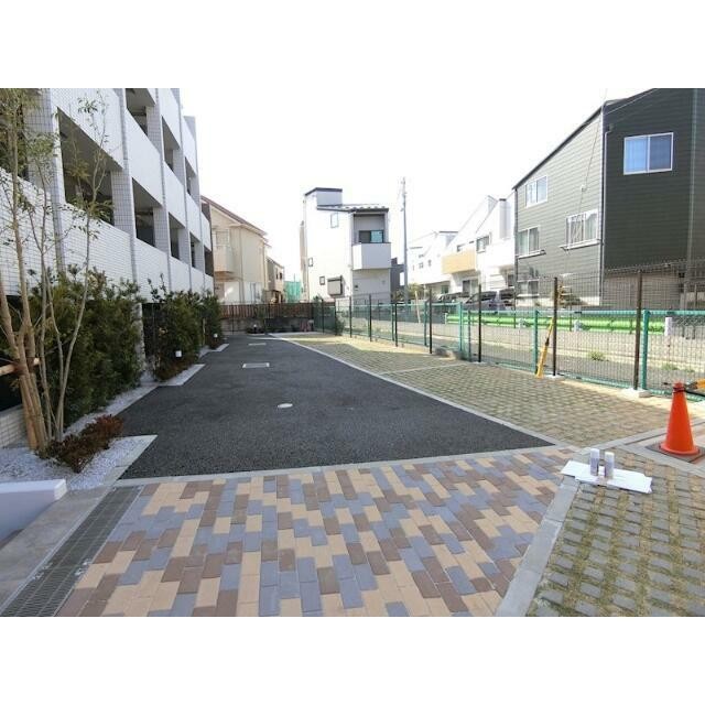 駐車場3台分有ります（有料）(その他建物画像)