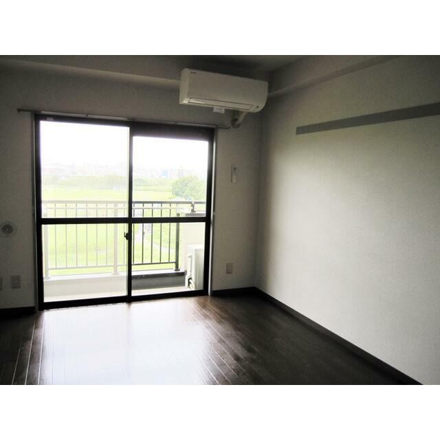 前方に建物がないので、とても日当たりが良いです。(居間)