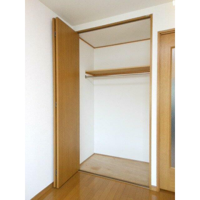 広めのパイプ付クローゼット♪