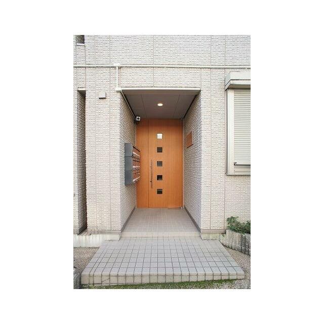 共用エントランスには防犯カメラが設置されています☆(その他建物画像)