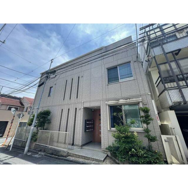 重量鉄骨造の3階建てです★