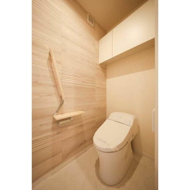 ★洗浄機能付き便座です。上段の収納にトイレットペーパーのストックを置くことができます☆(内装)
