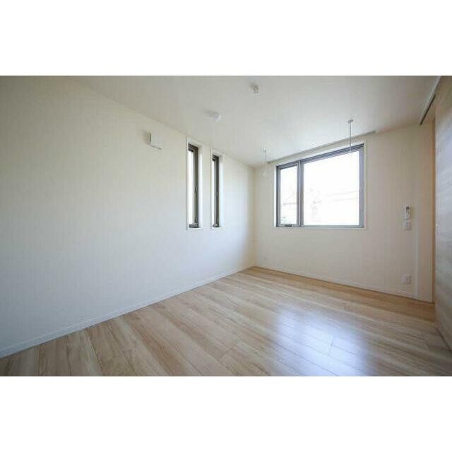 ★6．9帖の洋室です。角部屋の為2面採光でお部屋が明るい印象になります☆