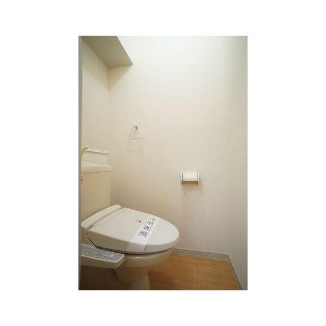 ☆快適生活♪ 多機能便座☆ トイレットぺーパーのストックに便利な上部棚♪(内装)