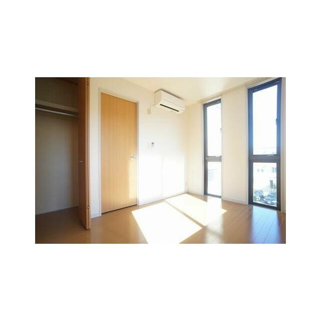 ☆コートや洋服をかけるのに便利なハンガーパイプ付収納☆