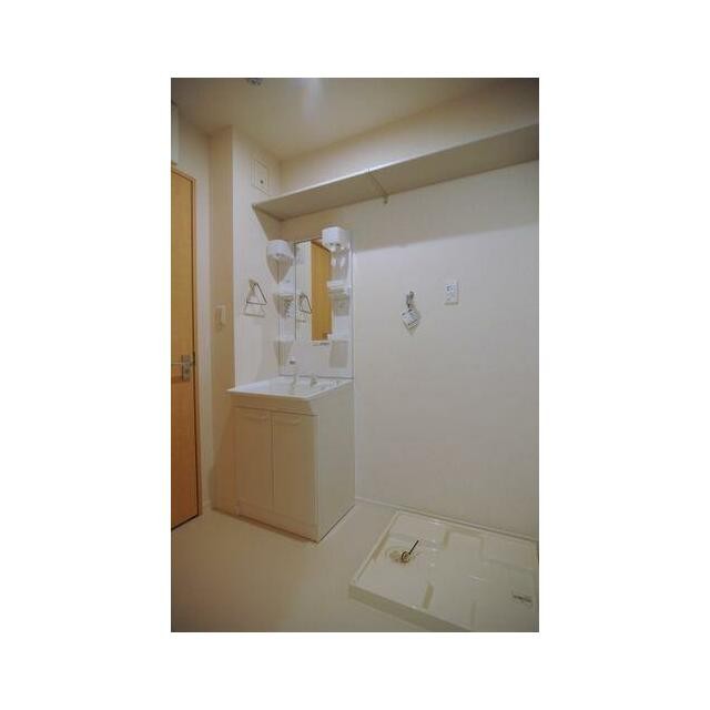 可動式シャワーのついた洗髪洗面化粧台です☆ 隣には、洗濯機置き場があります！(内装)