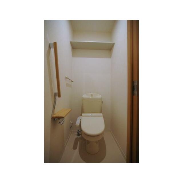洗浄機能便座付きのトイレです☆ 上部の棚は、収納にご利用ください！(内装)