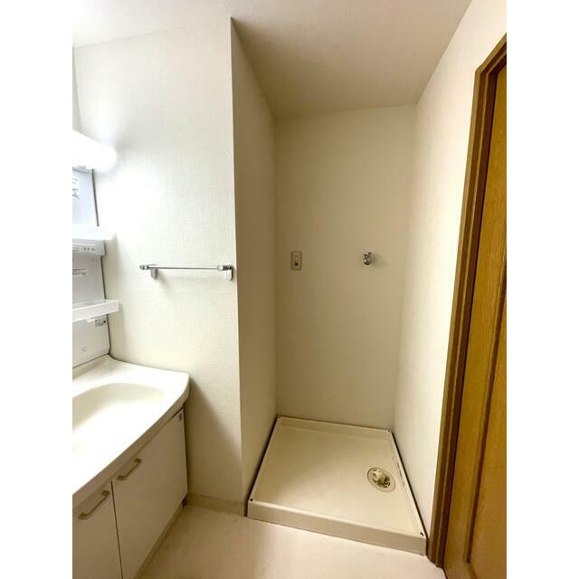 ※同タイプ別室参考写真※ 室内に洗濯機置場を設けており、天候を気にせずお洗濯いただけます♪