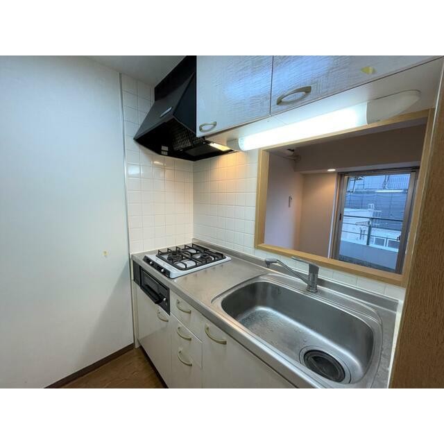 ※同タイプ別室参考写真※ カウンター付きのシステムキッチンを備えており、使い勝手の良い快適なキッチン(キッチン)