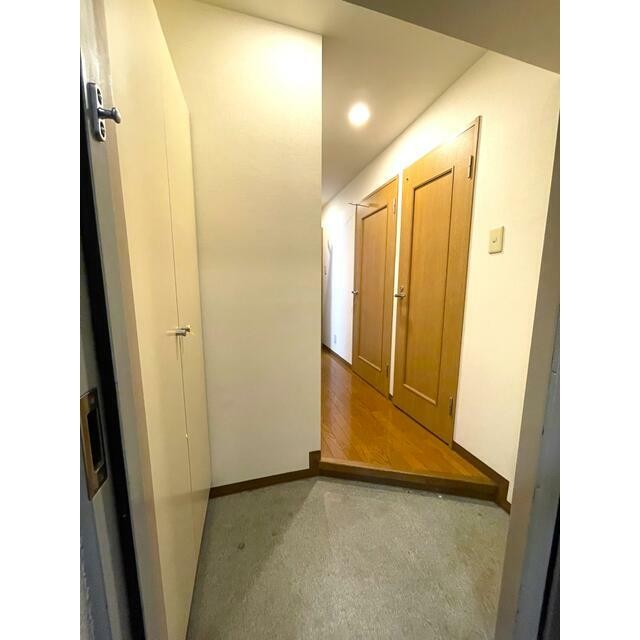 ※同タイプ別室参考写真※ スタイリッシュなデザインの玄関で、帰宅時も気分が上がる空間です♪(玄関)