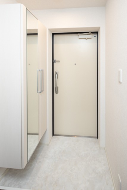 ※写真は同タイプ住戸です。(玄関)