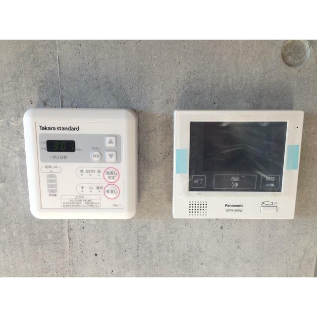給湯器リモコンとTVモニター付きインターホン（別部屋）