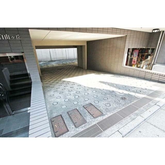 右側半地下店舗、奥は駐車場